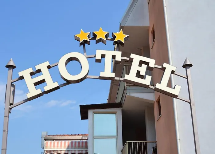 勒阿文尼尔餐厅酒店