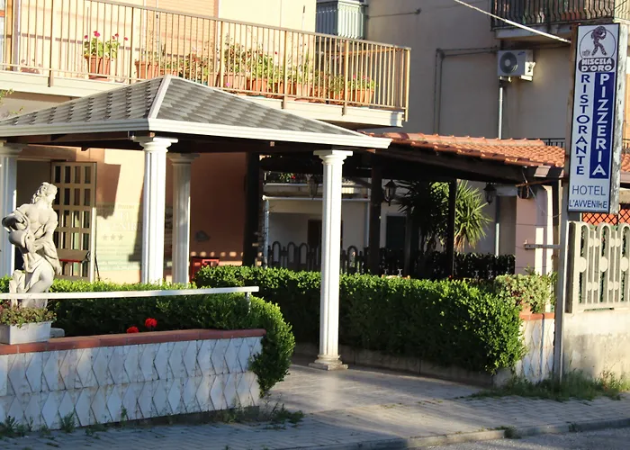 勒阿文尼尔餐厅酒店 3*